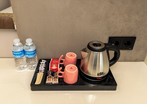 Skrivebord, skrivebord for bærbar PC og strykejern/-brett