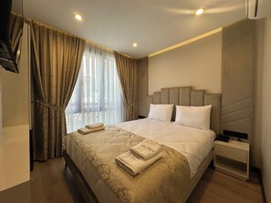 Chambre simple Deluxe, vue sur la ville | Bureau, espace de travail pour ordinateurs portables