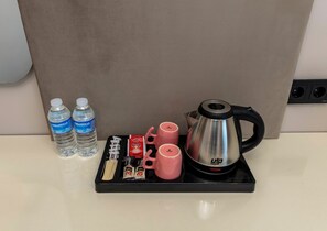 Escritorio y espacio para trabajar con laptop 