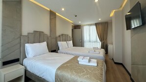 Kamar Triple Deluks, pemandangan kota | Meja kerja, ruang kerja ramah laptop, dan kedap suara