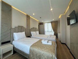 Escritorio y espacio para trabajar con laptop 