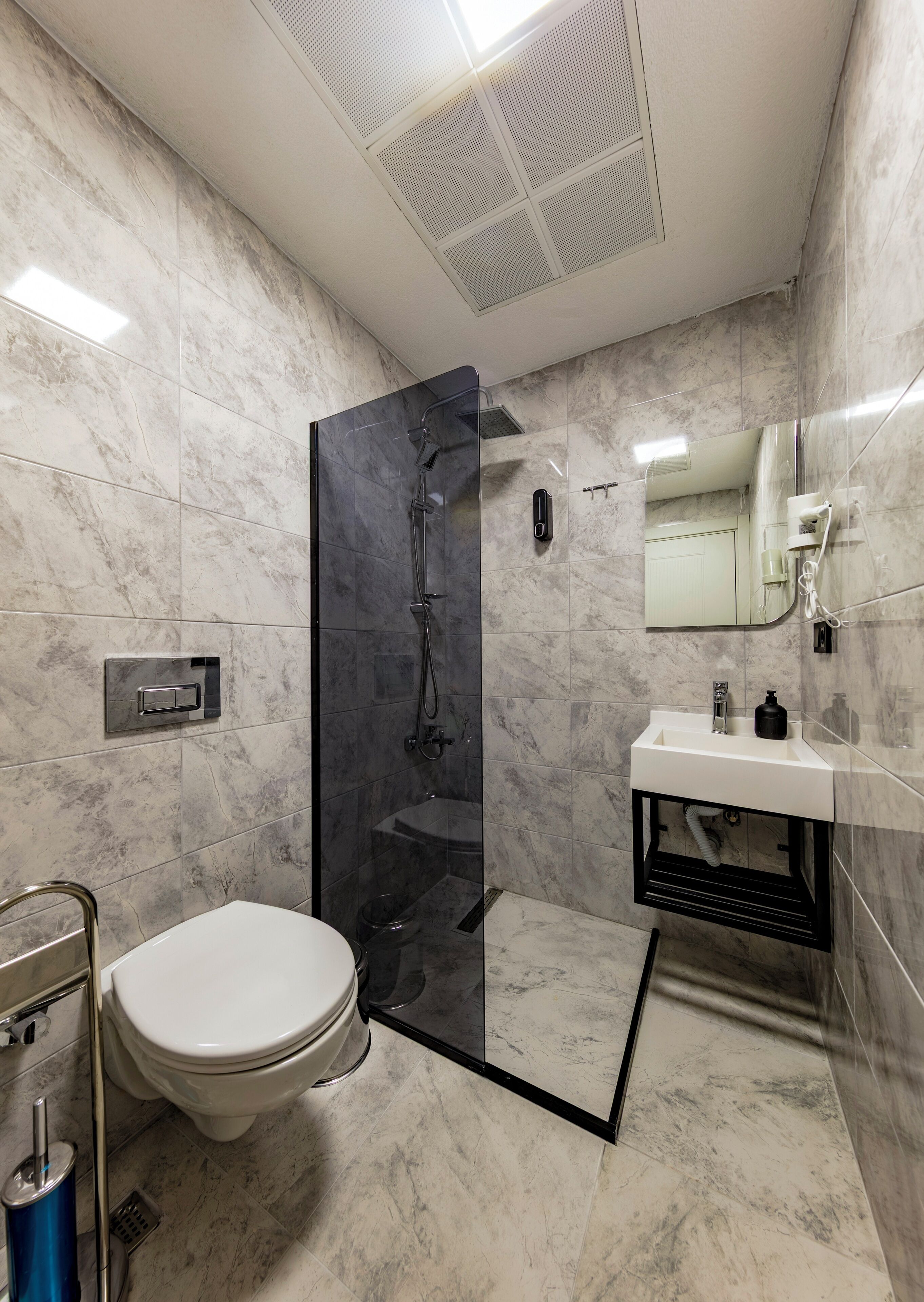 Bruser, hårtørrer, hjemmesko, håndklæder