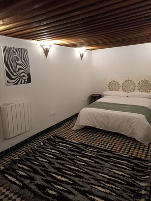 5 bedrooms, iron/ironing board, internet, bed sheets