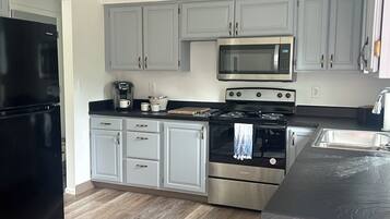 Micro-ondes, plaque de cuisson, lave-vaisselle