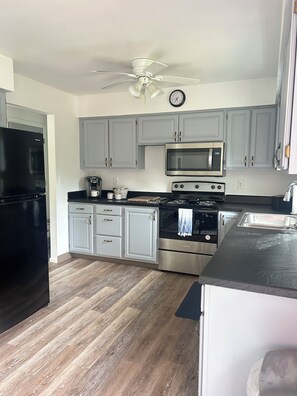 Mikrobølgeovn, kokeplater og oppvaskmaskin