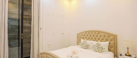 Habitación básica doble, 1 cama matrimonial | Decoración personalizada, muebles diferentes y escritorio