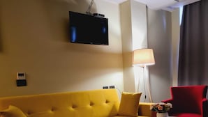 Deluxe Triple Room, City View | WiFi (free), bed sheets - Hotel Driti (Tirana)