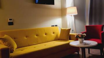 Habitación triple Deluxe, vista a la ciudad | Wifi gratis y ropa de cama