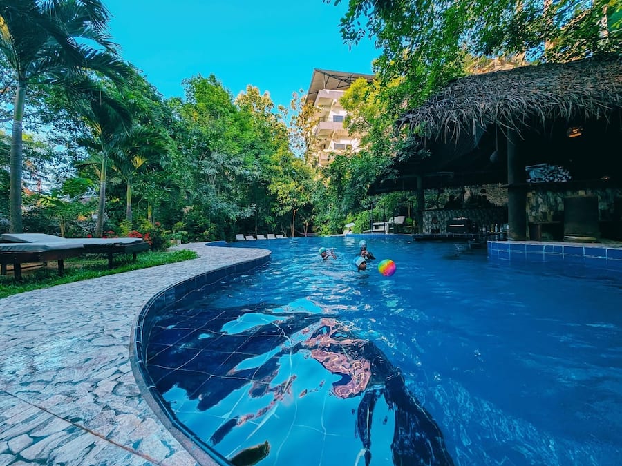 Hồ bơi ngoài trời