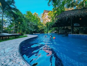 Una piscina al aire libre