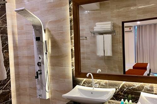 Suite familiare, balcone, vista giardino | Bagno