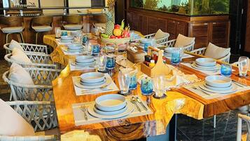 Full-size fridge, microwave, oven, stovetop