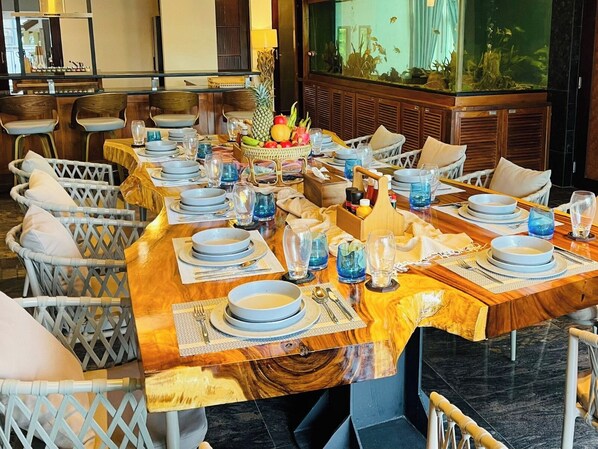 Full-size fridge, microwave, oven, stovetop