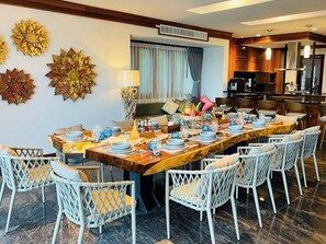 Family dining - Phu-Pha Thara Villa Phuket (Rawai)
