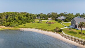 Een vakantiehuis aan de kust, met een strand, een speeltuin en een ruime woning met terras.