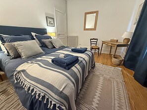 3 chambres, fer et planche à repasser, Wi-Fi, draps fournis