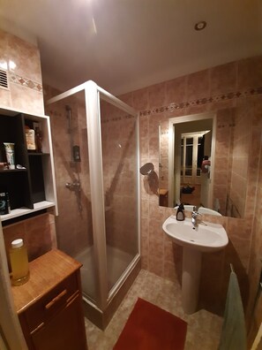 Haartrockner, Handtücher, Toilettenpapier
