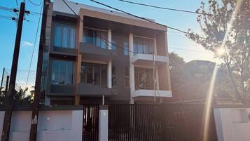 Apartment, 2 Bedrooms, Smoking, Balcony | Front of property