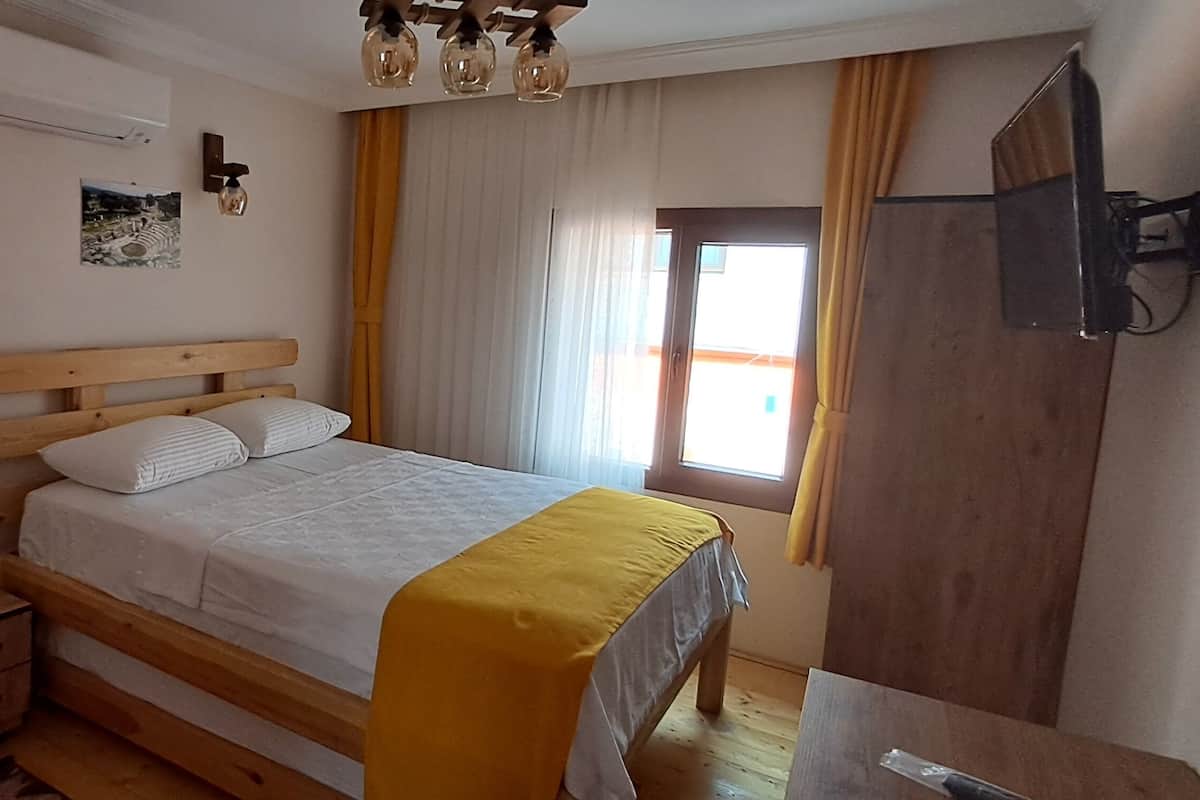 Standard Room, Multiple Beds, Non Smoking, Garden View | Minibar, desk, laptop workspace, free WiFi