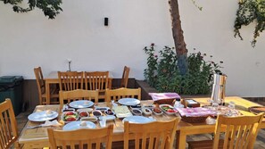 Desayuno con opciones de la cocina local todos los días (con cargo)
