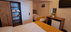 Minibar, escritorio, espacio para trabajar con laptop y wifi gratis