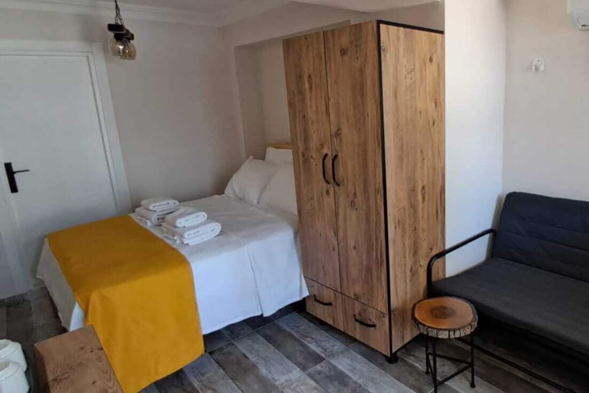 Standard Room, Multiple Beds, Non Smoking, Garden View | Minibar, desk, laptop workspace, free WiFi
