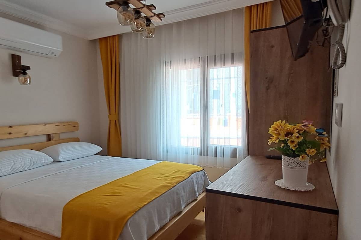Standard Room, Non Smoking, Garden View | Minibar, desk, laptop workspace, free WiFi