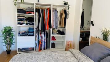 1 slaapkamer, een strijkplank/strijkijzer, wifi, beddengoed