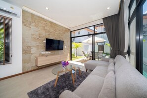 Smart TV - Charming 3-bedroom villa with AC, WiFi in enchanting Tambon Kamala (Tambon Kamala)