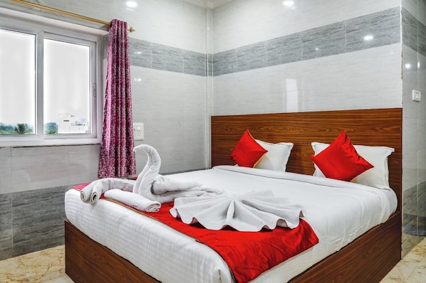 Club Room | Premium bedding, Select Comfort beds, desk, cribs/infant beds