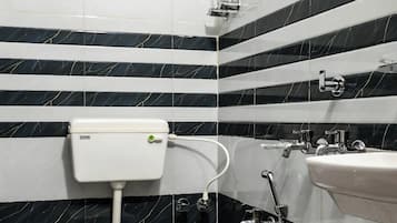 Quarto superluxo | Banheiro | Chuveiro, chuveiro com efeito de chuva, produtos de toalete grátis