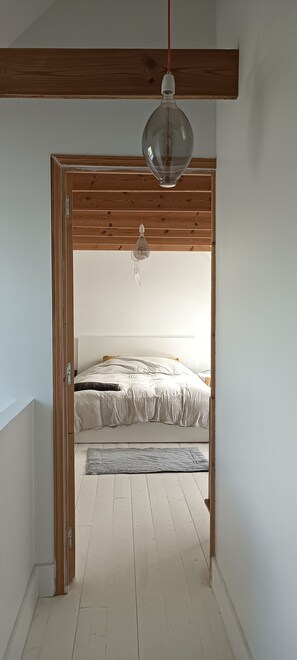 2 عدّة غرف نوم ومكواة/لوح كي وواي فاي وملاءات أسرّة