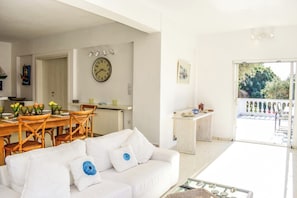 Smart TV, fireplace - Cosy villa with a wonderful view of Skiathos town (Skiathos)