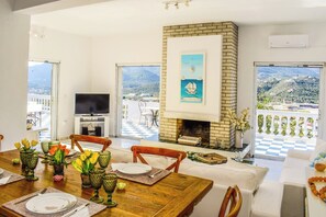 Outdoor dining - Cosy villa with a wonderful view of Skiathos town (Skiathos)