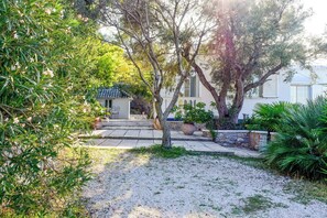 Property grounds - Cosy villa with a wonderful view of Skiathos town (Skiathos)