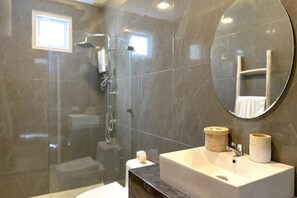 Dutxa, assecador de cabells, tovalloles i sabó