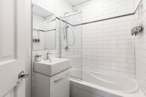 Sèche-cheveux, serviettes fournies, savon, papier toilette