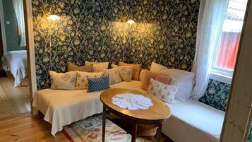 6 bedrooms, iron/ironing board, WiFi, bed sheets