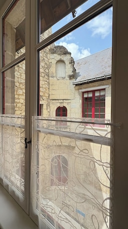 Interior. Center Chinon Gîte XVème 2 chambres + garage vélo.
