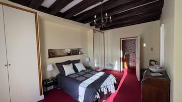 2 bedrooms, iron/ironing board, travel cot, free WiFi