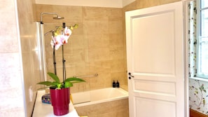 Secadora de cabello, bidet, toallas, jabón
