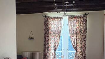 Un dormitorio con cama, cómoda y radiador.