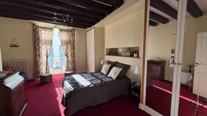 2 bedrooms, free WiFi, bed sheets - Center Chinon Gîte XVème 2 chambres + garage vélo. (Chinon)
