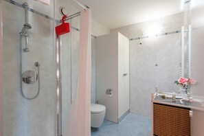 Standard Studio (Charming Apartment Genova City View) | Bathroom | Shower, hair dryer, bidet, towels - Charming Apartment Genova City View (Genoa)