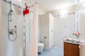 Studio – standard, balkong (Charming Apartment Genova City View) | Bad | Dusj, hårføner, bidé og håndklær