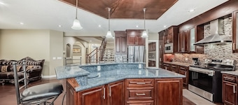 Big Family & Group-Friendly 9BR Home in NW Calgary