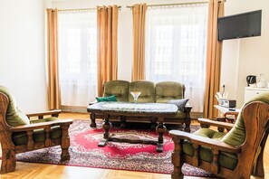 Superior Quadruple Room | Desk, laptop workspace, blackout curtains - Rezydencja Jagiellońska (Sanok)