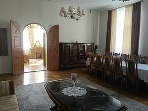 Leilighet – president | Skrivebord, skrivebord for bærbar PC og blendingsgardiner