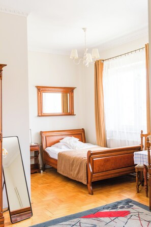 Habitación triple familiar | Escritorio, espacio para trabajar con un portátil, cortinas opacas