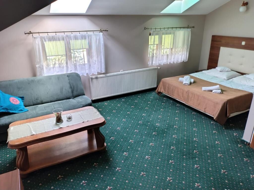 Superior driepersoonskamer | Een bureau, een laptopwerkplek, verduisterende gordijnen